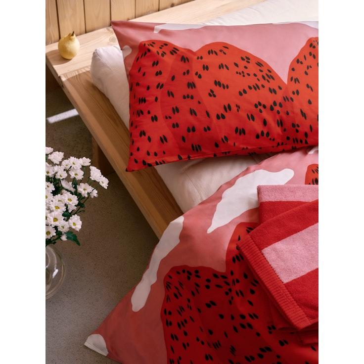 Marimekko Mansikkavuoret pussilakanasetti 150x210 cm vaaleanpunainen