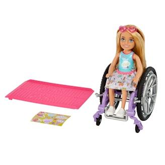 Barbie Chelsea -muotinukke ja pyörätuoli