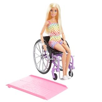 Barbie Fashionistas -muotinukke ja pyörätuoli